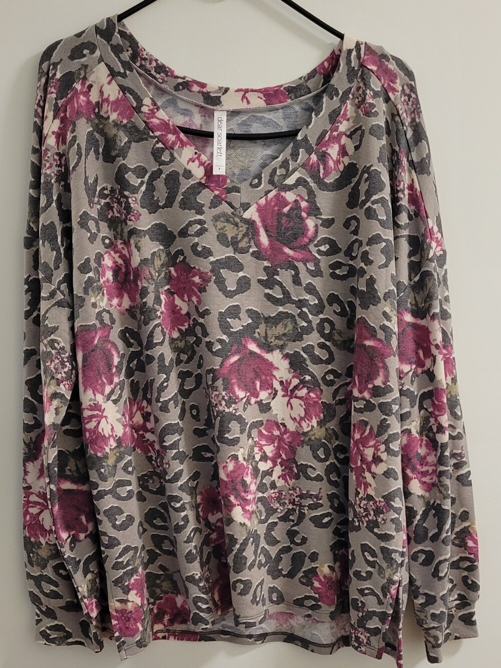 Dear Scarlette Floral Leopard V-Neck Long Sleeve‎ Top - Gray & Magenta Size SM